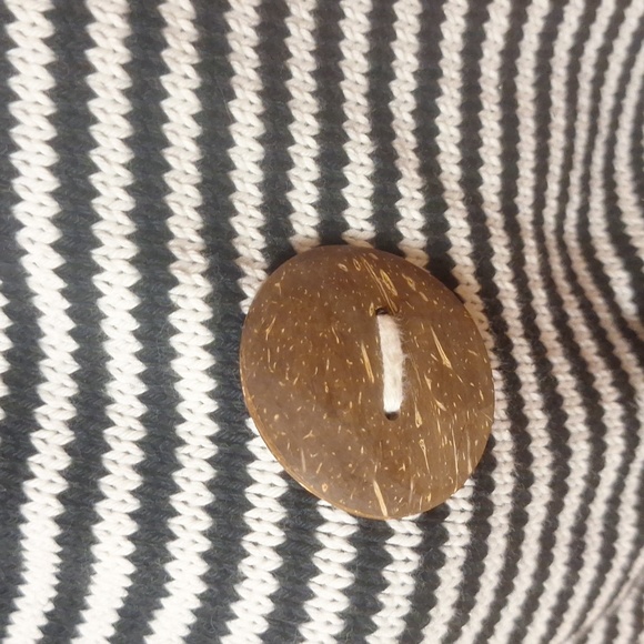 Black a white stripped scaf with the wooden buttons - Picture 3 of 6